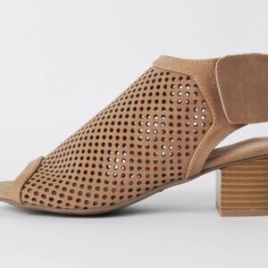 TAN SANDALS‎ SIZE 10 J.ADAMS